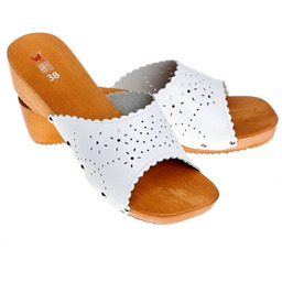 Solidne drewniaki damskie z ażurowym wzorem chodak