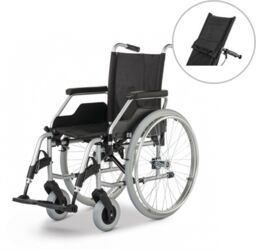 Wózek inwalidzki ze składaną ramą krzyżakową, uchylnymi podnóżkami