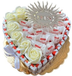 Tort Serce z cukierków Kinder i Raffaello Box