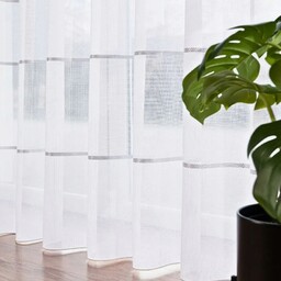 Biała błyszcząca firana gotowa na taśmie żabki ze