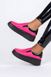 Fuksjowe sneakersy skórzane damskie slip on na czarnej