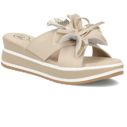 Skórzane klapki damskie na koturnie z kwiatem beżowe