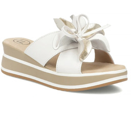 Skórzane klapki damskie na koturnie z kwiatem białe