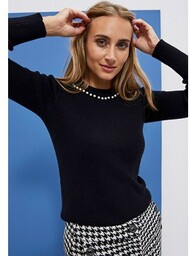 Sweter damski z ozdobnymi perełkami w kolorze czarnym