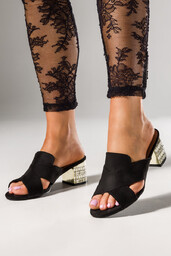 Czarne klapki damskie na ozdobnym klocku z kryształkami