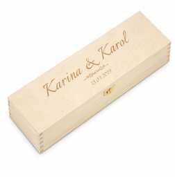 Skrzynka jasna na wino z grawerem dla pary