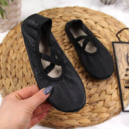 Skórzane baletki dziewczęce do tańca na gumki czarne