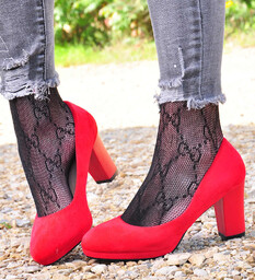 Czerwone czółenka na słupku