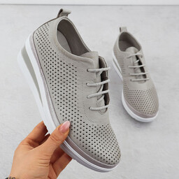 Skórzane półbuty damskie sportowe na koturnie ażurowe szare