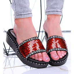 Czerwone klapki na niskim koturnie