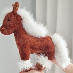 Maskotka pluszak koń konik z bujną grzywą brązowy