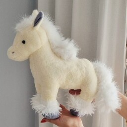 Maskotka pluszak koń konik z bujną grzywą biały
