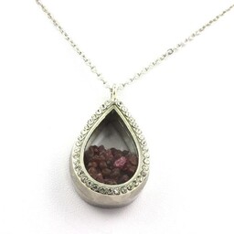 Kamienie i minerały. Naszyjnik z surowego rubinu. Upuść