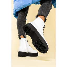 Białe glany lakierowane na platformie sznurowane Casu J21X4-W-39