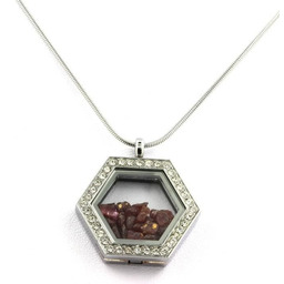 Kamienie i minerały. Naszyjnik z surowego rubinu. Model