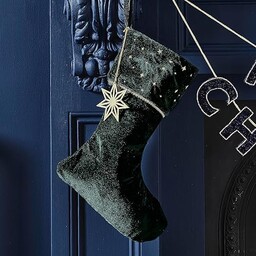 Ginger Ray Zielona aksamitna haftowana skarpeta świąteczna