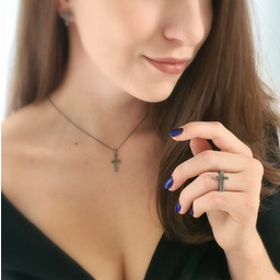 Pierścionek srebrny z krzyżykiem