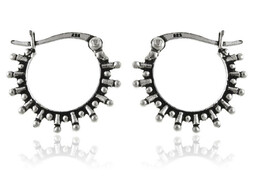 Eleganckie wiszące oksydowane srebrne kolczyki ażurowe koła kółka