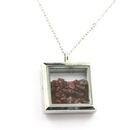 Kamienie i minerały. Naszyjnik z surowego rubinu. Model