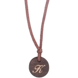 Inicjał - drewniany wisiorek na rzemyku z grawerem