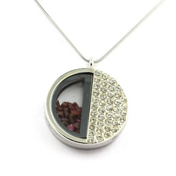 Kamienie i minerały. Naszyjnik z surowego rubinu. Wzór