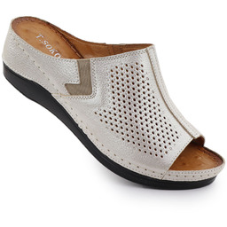 Skórzane klapki damskie na koturnie złote z gumką