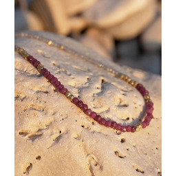 Pakamera Wyjątkowy naszyjnik z rubinami, pozłacany