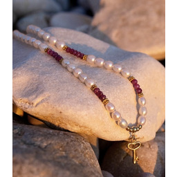 Pakamera Perłowy sznur z rubinami i kluczykiem