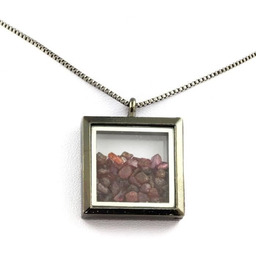 Kamienie i minerały. Naszyjnik z surowego rubinu. Model