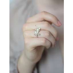 Pierścionek srebrny z dowoma kwiatuszkami jasnymi - Subtell