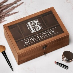 Drewniana szkatułka na biżuterię i zegarki z grawerowanym