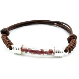 Kamienie i minerały. Bransoletka z surowego rubinu. Kolor