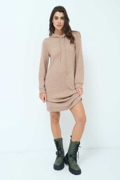 Błyszcząca sukienka z kapturem - camelowy M/L