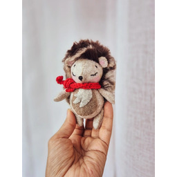 Pakamera Jeżyk, mała zabawka z serii leśne zwierzątka.