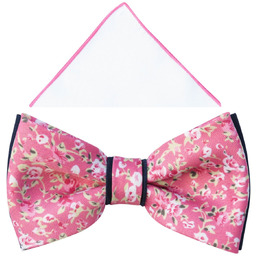 Jasnoróżowa mucha w kwiaty A325