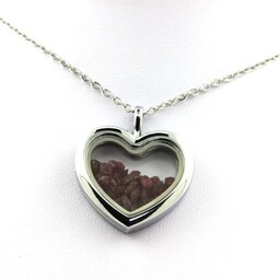 Kamienie i minerały. Naszyjnik z surowego rubinu. Model