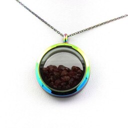 Kamienie i minerały. Naszyjnik z surowego rubinu. Model