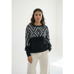 Damski sweter boho z frędzlami i dekoltem okrągłym