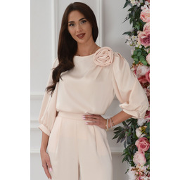 Bluzka satynowa z różą rękaw 3/4 pudrowy beż