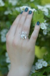 Pierścionek srebrny z małym kwiatem Białej Magnolii