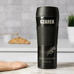 Czarny kubek termiczny z powłoką antypoślizgową i grawerem