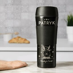 Czarny kubek termiczny z powłoką antypoślizgową i grawerem