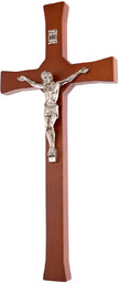 Klasyczny drewniany krzyż z pasyjką