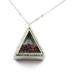 Kamienie i minerały. Naszyjnik z surowego rubinu. Model