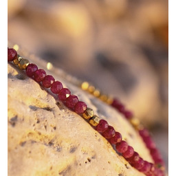 Pakamera Wyjątkowy naszyjnik z rubinami, pozłacany