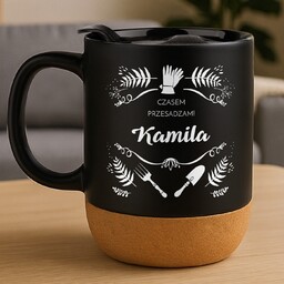 Kubek ceramiczny czarny z przykrywką dla niej ogrodniczki