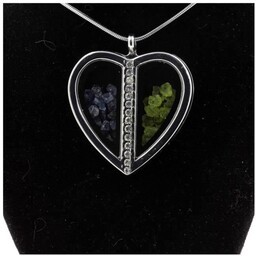 Kamienie i minerały. Naszyjnik z szafirem i surowym