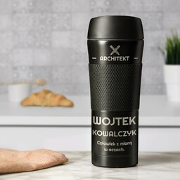 Czarny kubek termiczny z powłoką antypoślizgową i grawerem