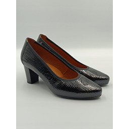 Czarne lakierowane czółenko motyw krokodyla polska marka PULSO