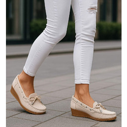 Beżowe czółenka na niskim koturnie